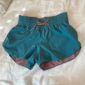 Lululemon Choose A Side Short 3"
Quicksand / Sea Green  reversible size 4!!